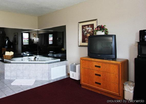 Econo Lodge Inn & Suites Дабек Номер фото