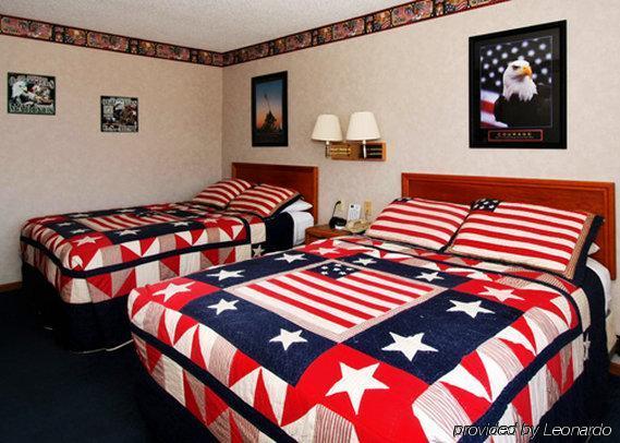 Econo Lodge Inn & Suites Дабек Номер фото