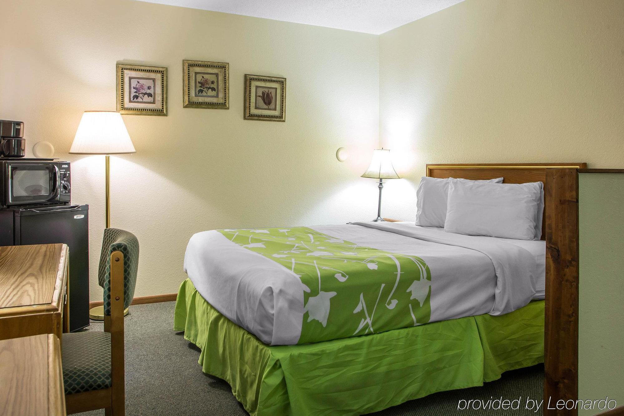Econo Lodge Inn & Suites Дабек Экстерьер фото