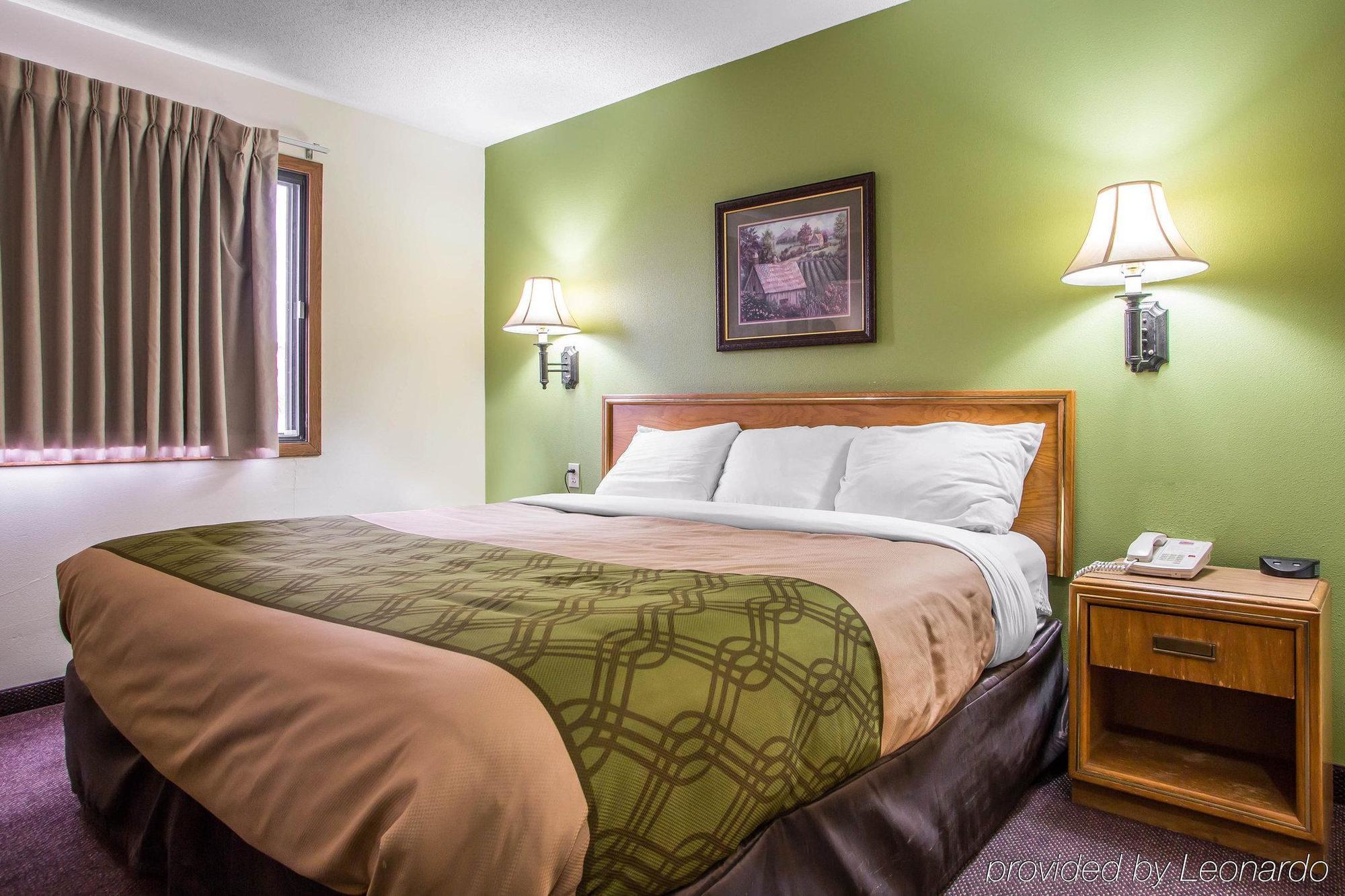 Econo Lodge Inn & Suites Дабек Экстерьер фото