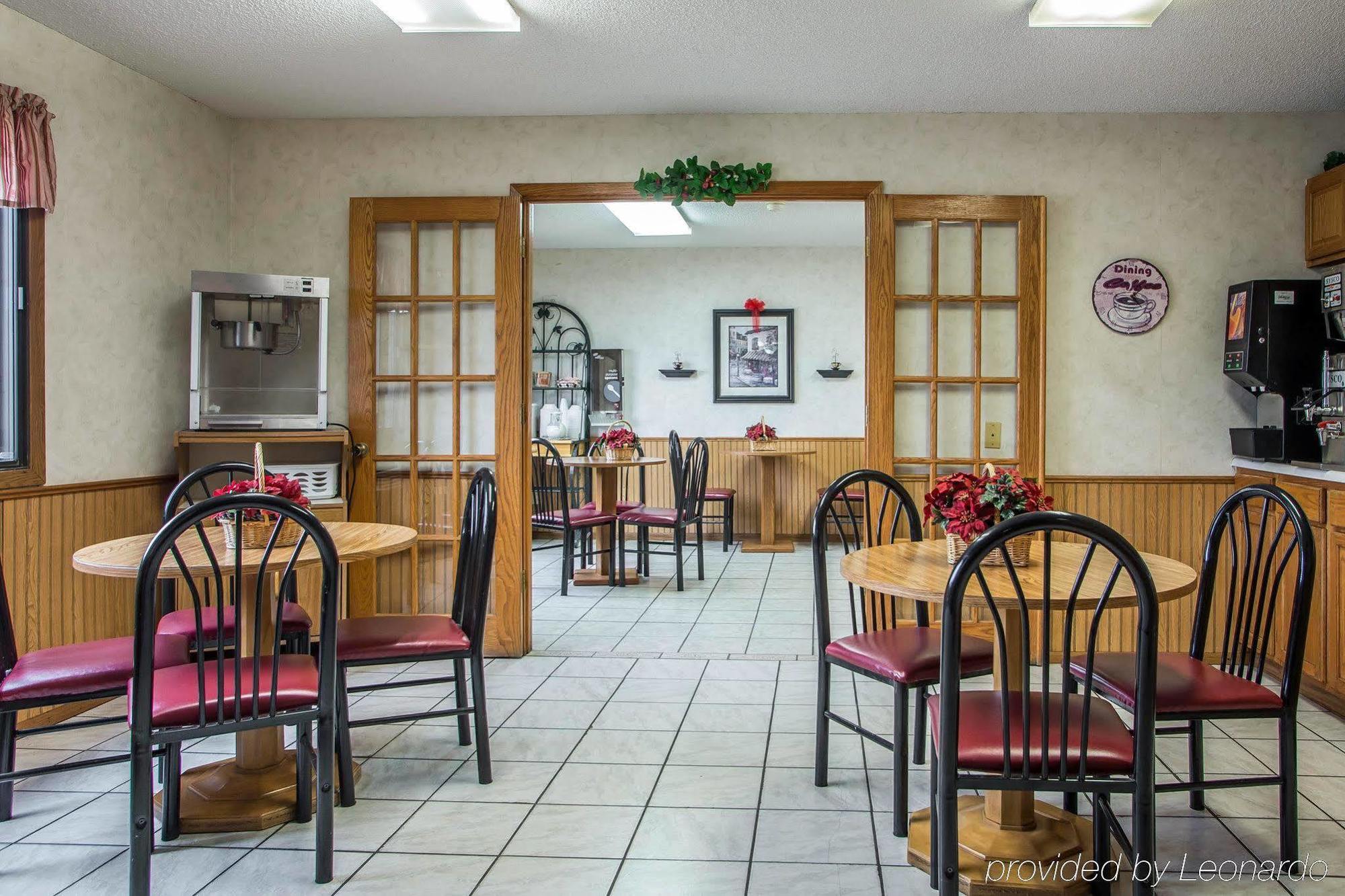 Econo Lodge Inn & Suites Дабек Экстерьер фото
