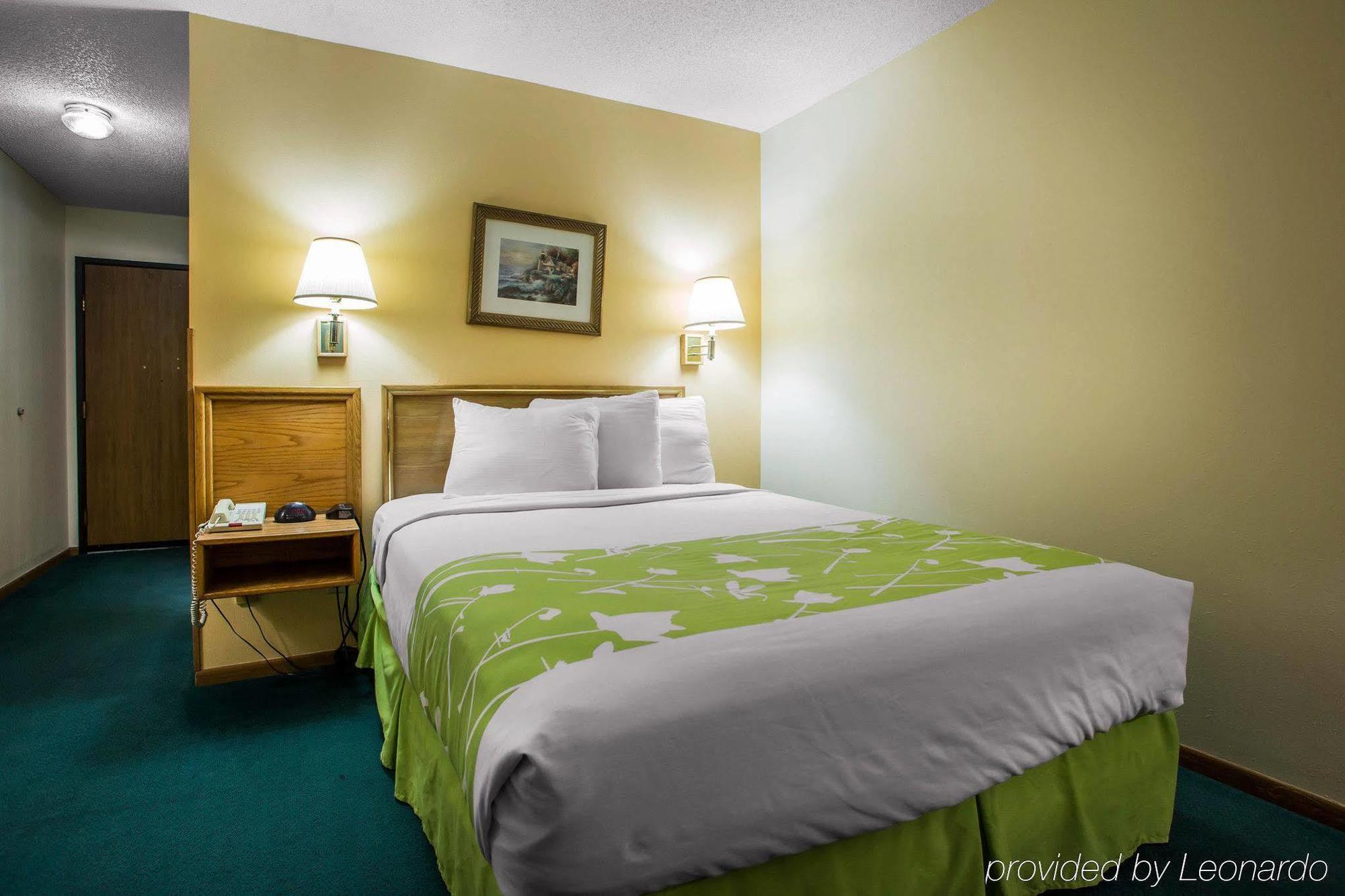 Econo Lodge Inn & Suites Дабек Экстерьер фото
