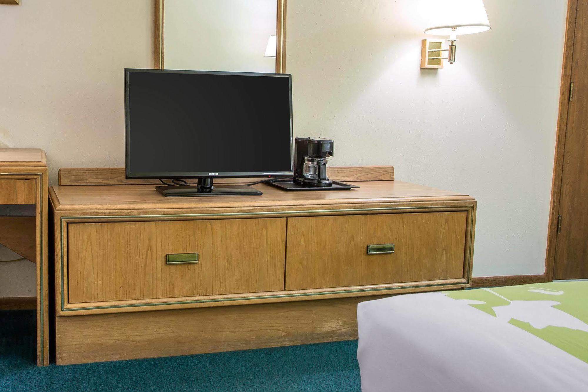 Econo Lodge Inn & Suites Дабек Экстерьер фото