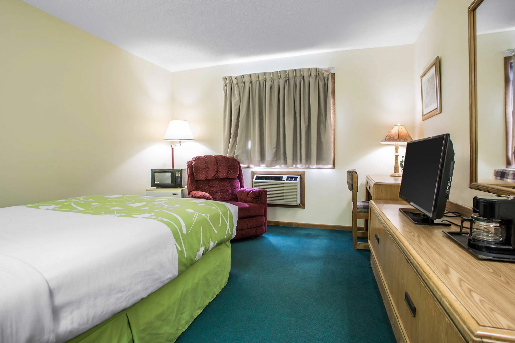 Econo Lodge Inn & Suites Дабек Экстерьер фото